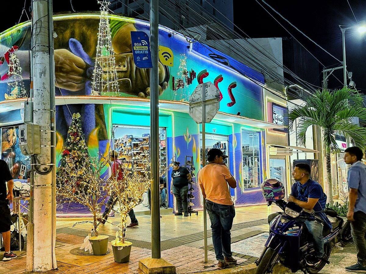 El llamativo alumbrado navideño del Distrito del Calzado