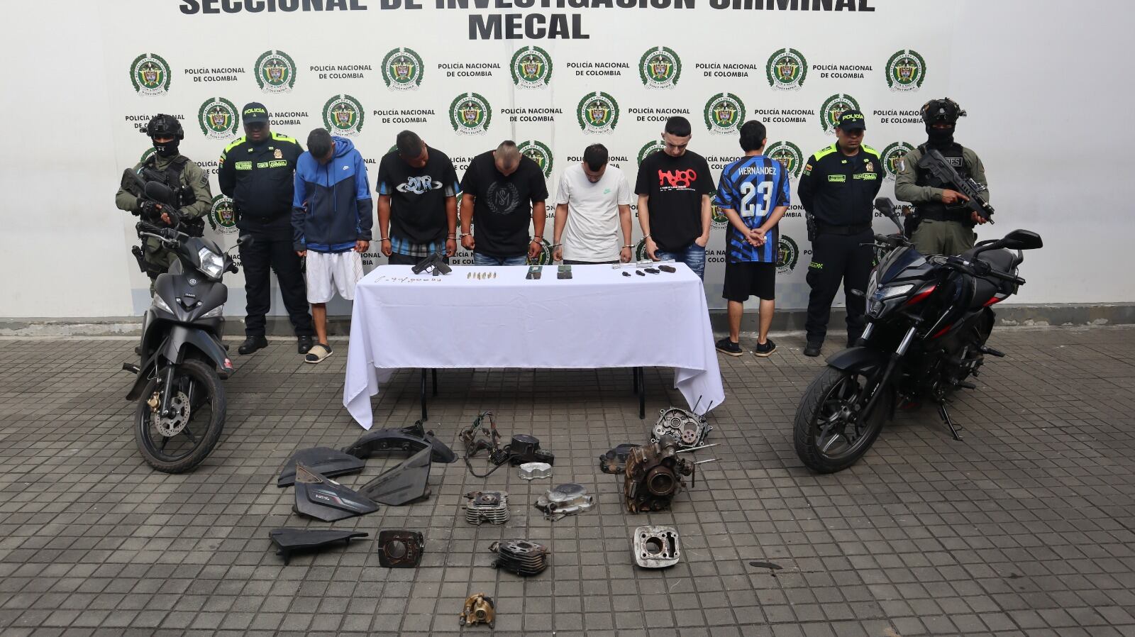 Robaban motos en segundos con armas, inhibidores y mazos: caen ‘Los Agredo’ en Cali