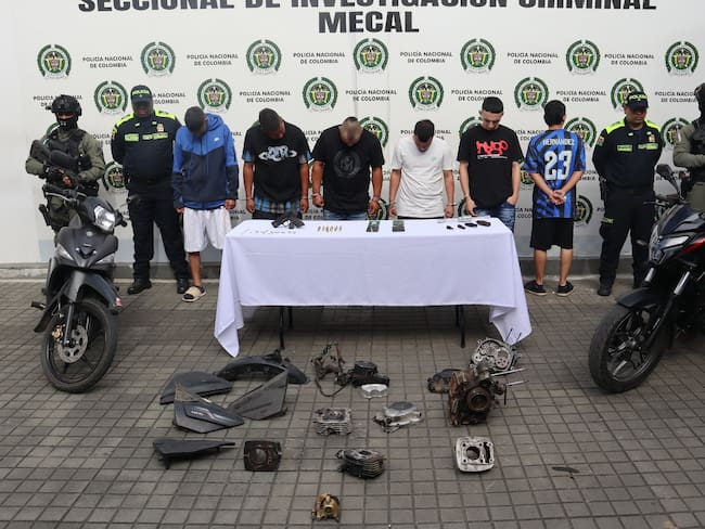 Robaban motos en segundos con armas, inhibidores y mazos: caen ‘Los Agredo’ en Cali