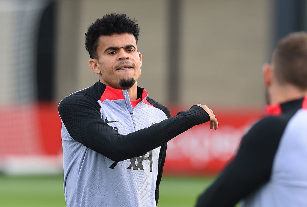 Luis Diaz en medio de un entrenamiento con el Liverpool (Photo by John Powell/Liverpool FC via Getty Images)