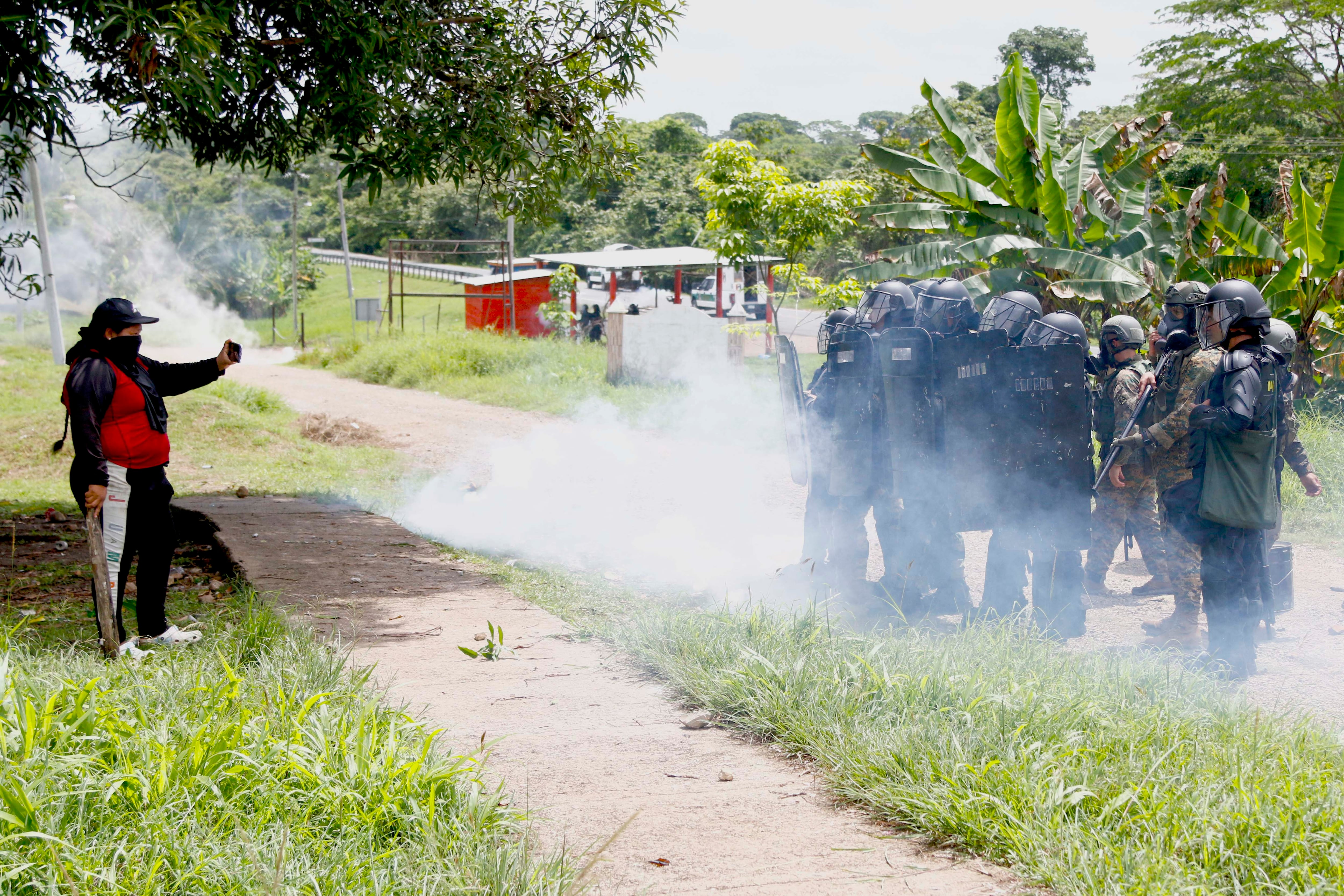 Una persona sostiene un celular frente a integrantes de las Fuerzas Armadas durante una protesta en Arimae (Panamá).   EFE/ Moncho Torres