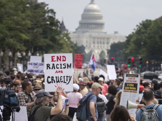 Decenas de neonazis protestaron en Washington ante la Casa Blanca