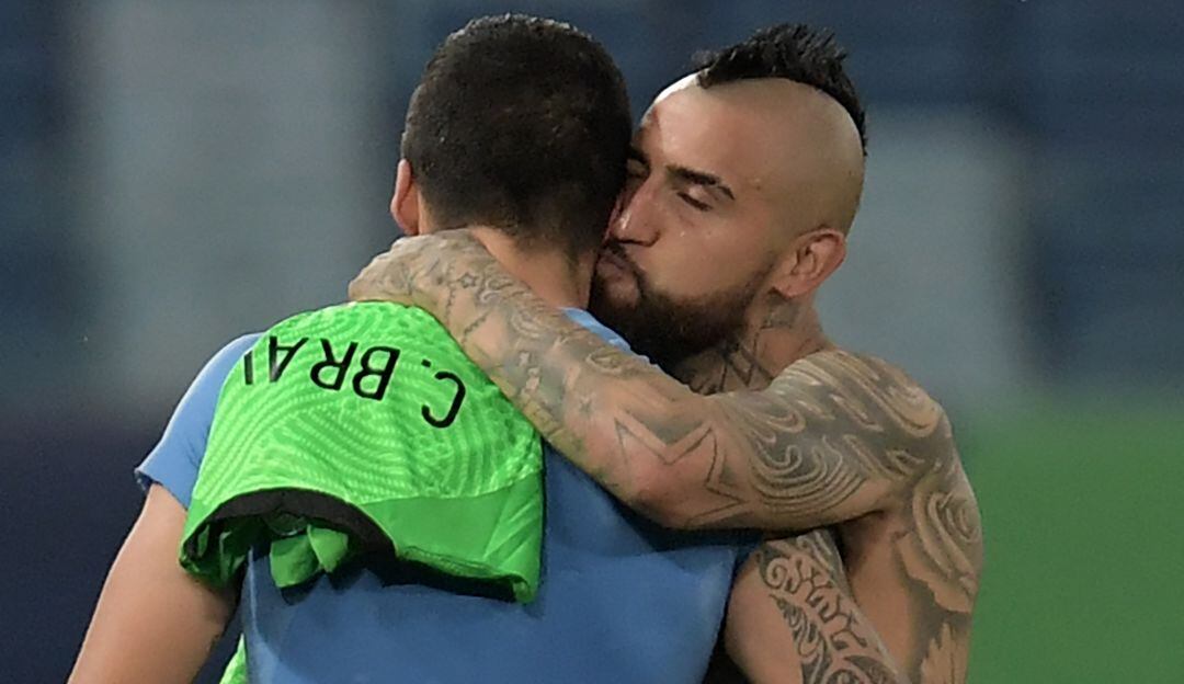 Luis Suárez y Arturo Vidal se saludan al final del partido.
