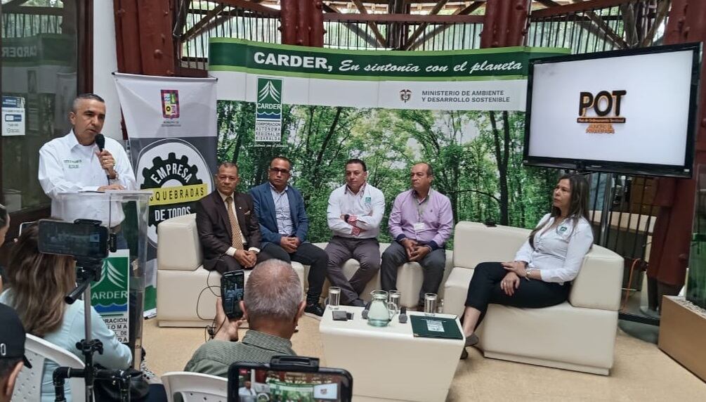 Firma de la aprobación del POT para Dosquebradas por la Carder - Caracol Radio Pereira.