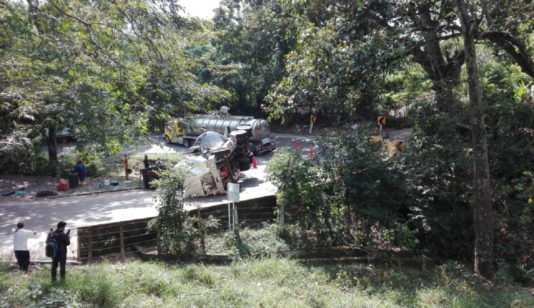 Camión cisterna volcado en la vía Fresno - Mariquita