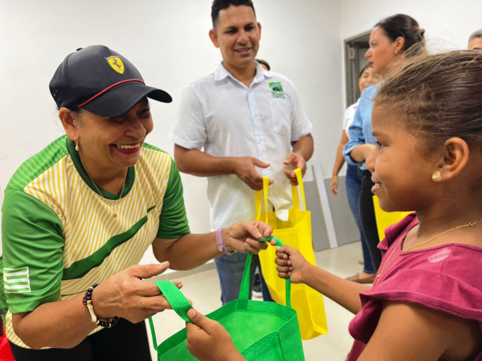 El Tránsito y Transportes de Clemencia alegra la Navidad de 600 niños con su apoyo social
