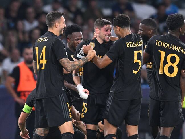 Napoli (Italy), 03/10/2023.- Real Madrid&#039;Äôs Federico Valverde (C) celebrates with his teammate after scoring the 2-3 goal during the UEFA Champions League group C soccer match between SSC Napoli and Real Madrid, in Naples, Italy, 03 October 2023. (Liga de Campeones, Italia, Nápoles) EFE/EPA/CIRO FUSCO