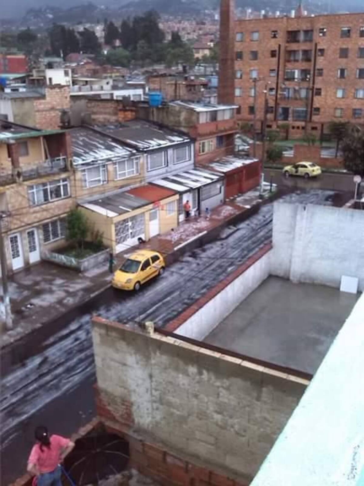 Se presentan emergencias en la capital colombiana tras fuertes lluvias que se presentaron en horas de la tarde del domingo.