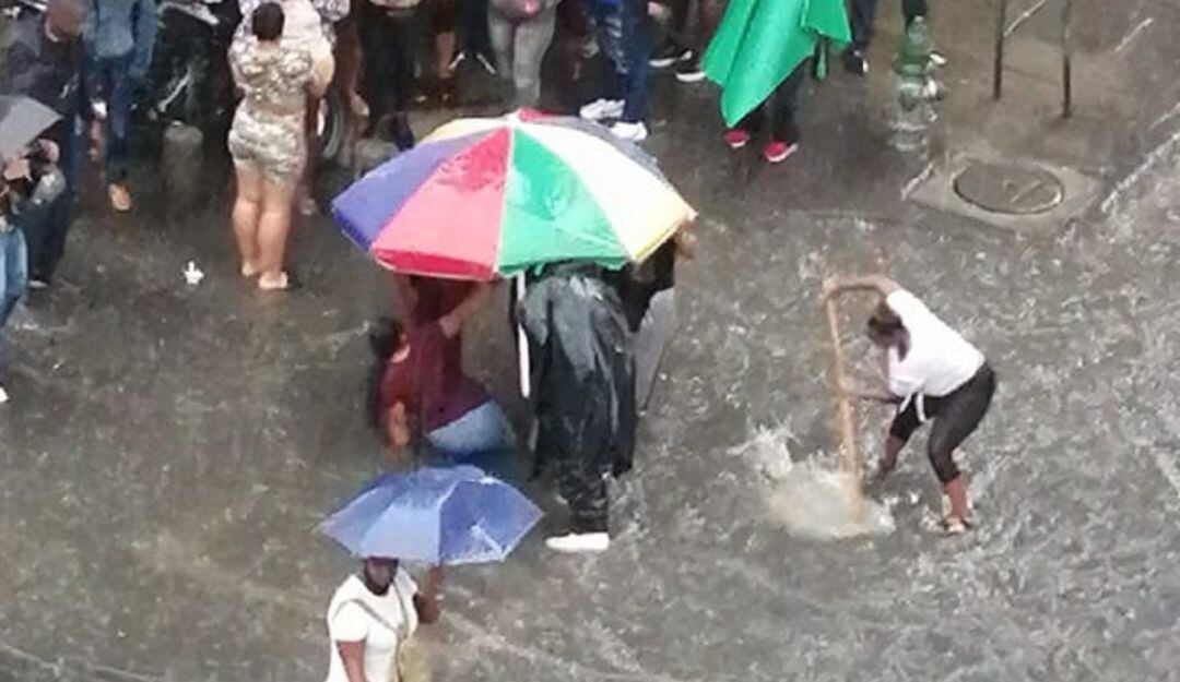 La mujer estuvo en el interior del hueco unos ocho minutos hasta ser rescatada por el Cuerpo de Bomberos.