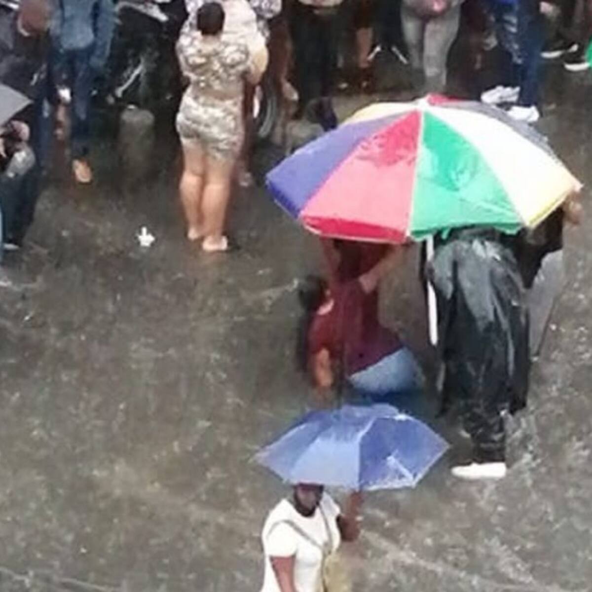 Mujer cae a alcantarilla por falta de tapa durante fuertes lluvias en Cali