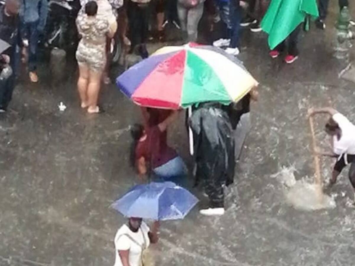 Mujer cae a alcantarilla por falta de tapa durante fuertes lluvias en Cali