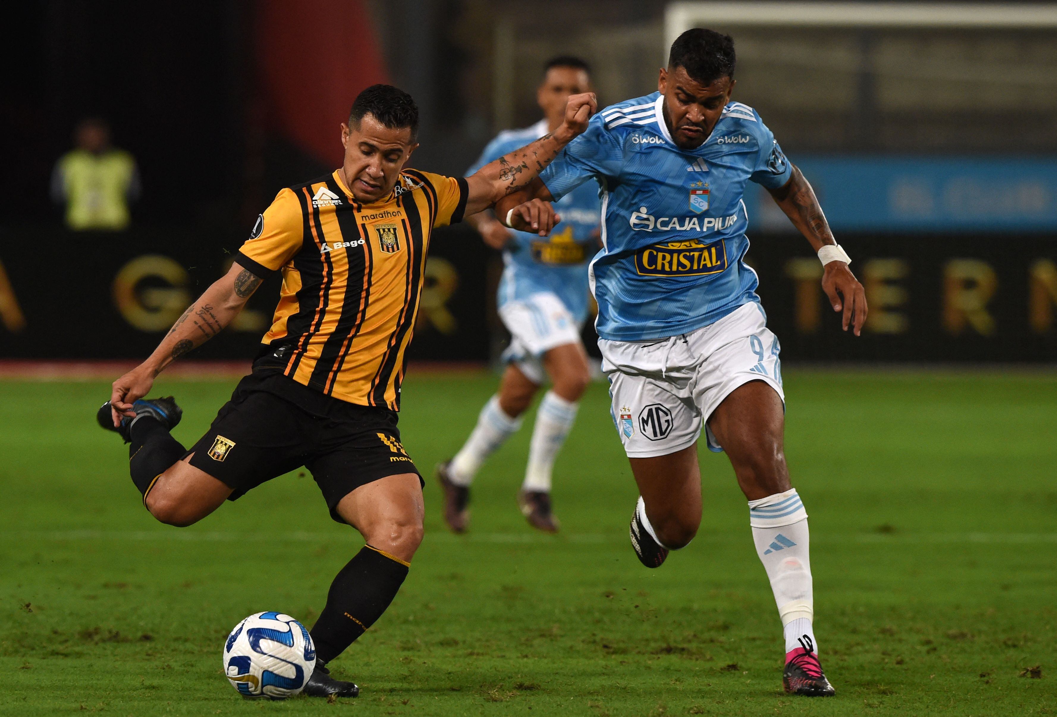 Michael Ortega, volante del Strongest. (Photo by CRIS BOURONCLE / AFP) (Photo by CRIS BOURONCLE/AFP via Getty Images)