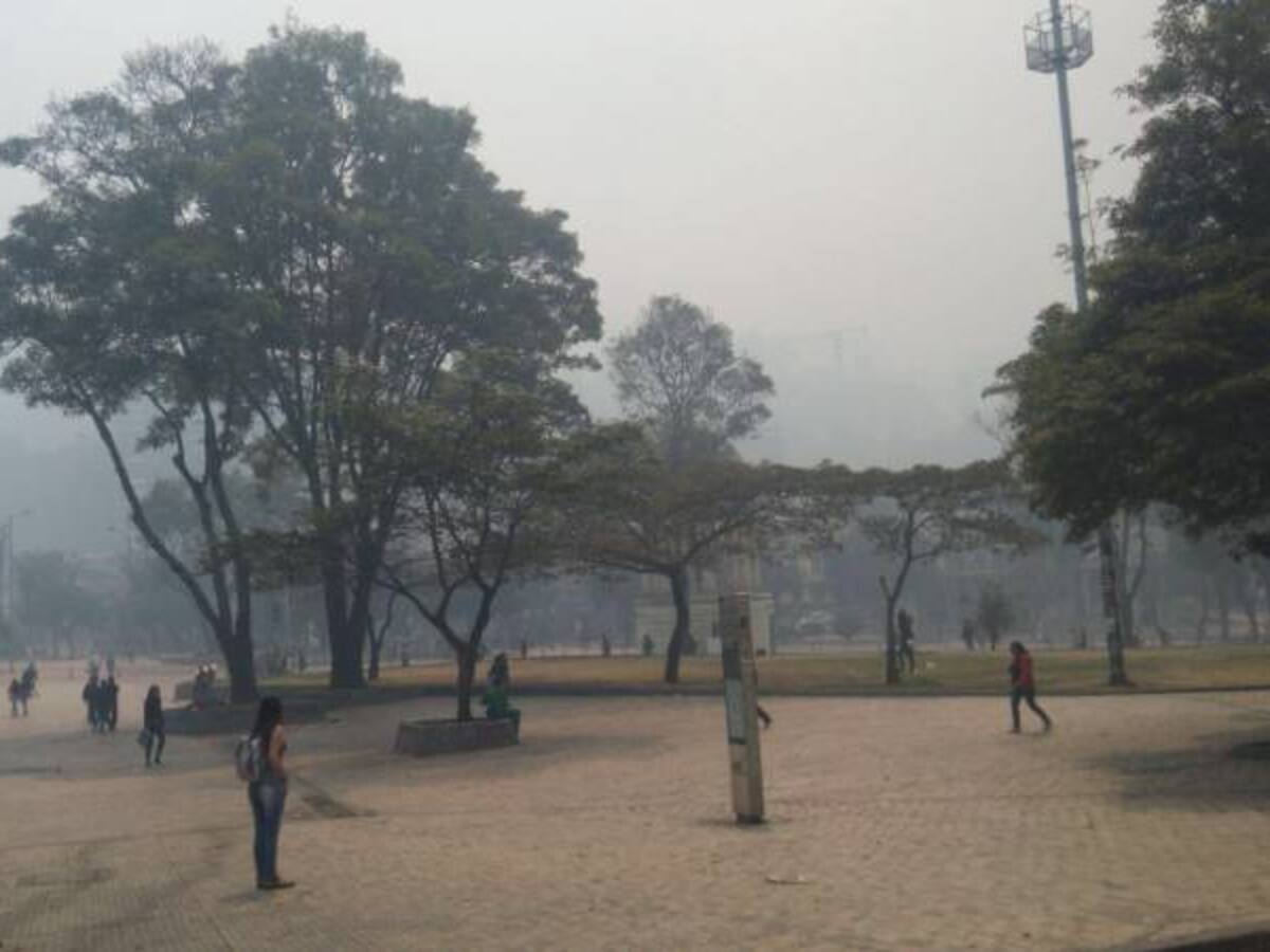 Humo de incendio forestal ya cubre gran parte de Bogotá