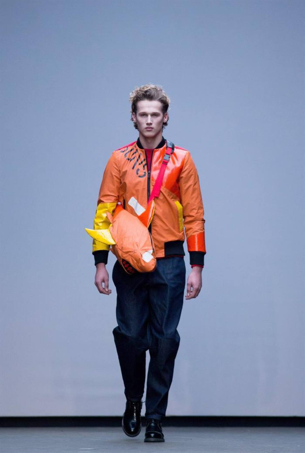 Una serie de modelos presentan la colección de otoño, invierno 2015 en la semana de la moda masculina en Londres, Inglaterra, que se realizará hasta el próximo 12 de enero.