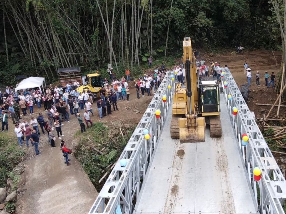 Puente militar devuelve la movilidad a 4.000 habitantes del Tolima tras cuatro años