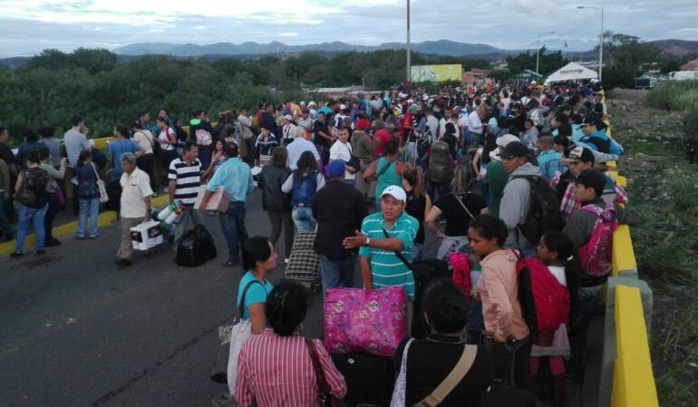 Masiva llegada de venezolanos al puente internacional