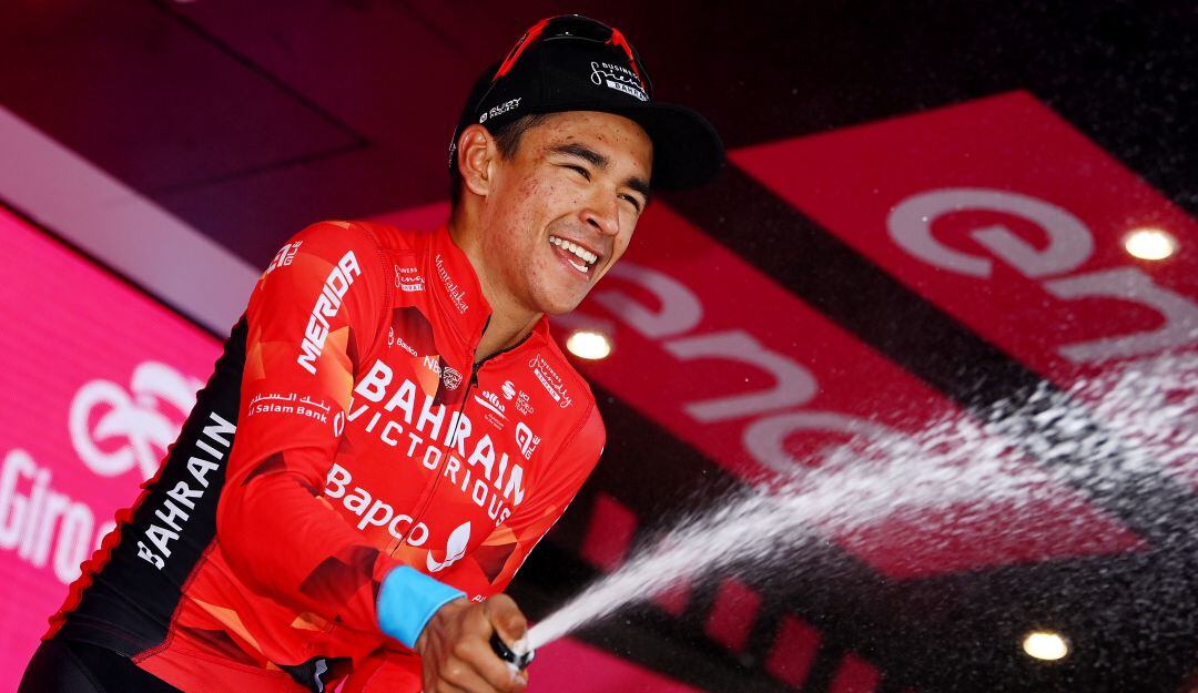 Santiago Buitrago festeja en el podio el triunfo de la etapa 17 del Giro de Italia.