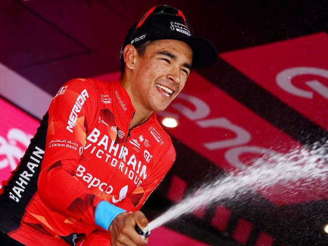 Santiago Buitrago festeja en el podio el triunfo de la etapa 17 del Giro de Italia.