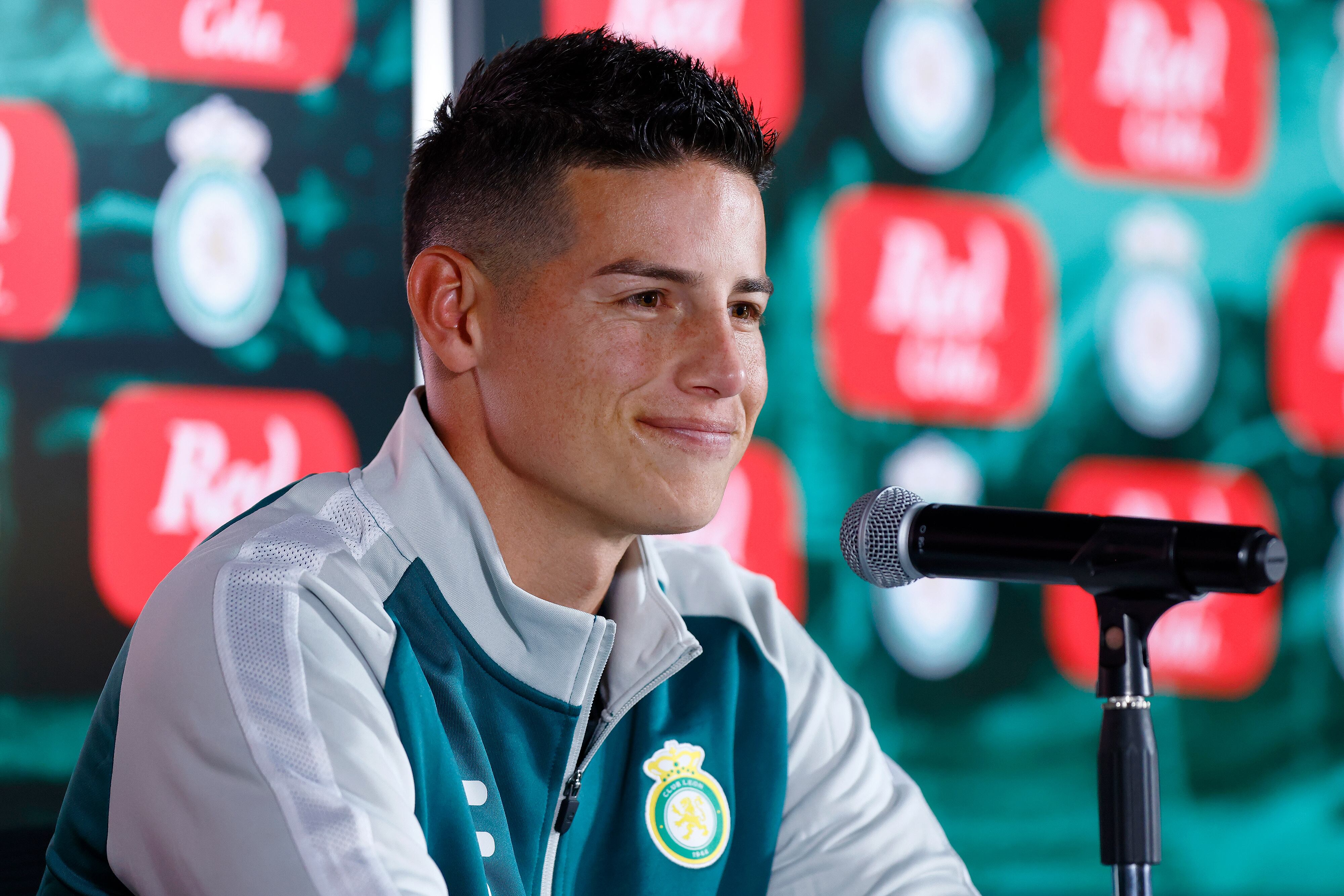 James Rodríguez durante su rueda de prensa de presentación en León. (Photo by Leopoldo Smith/Getty Images)