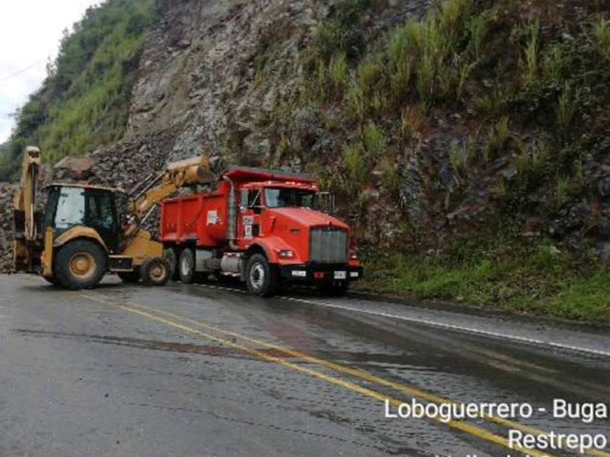 Derrumbe por lluvias bloquean la vía a Buenaventura