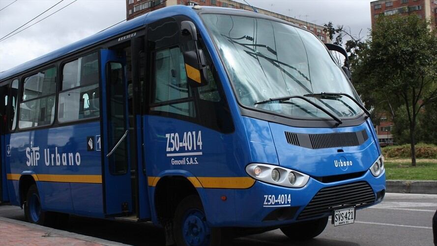 Un bus del Sitp chocó contra un local comercial, dejando un motociclista muerto. Foto: Colprensa