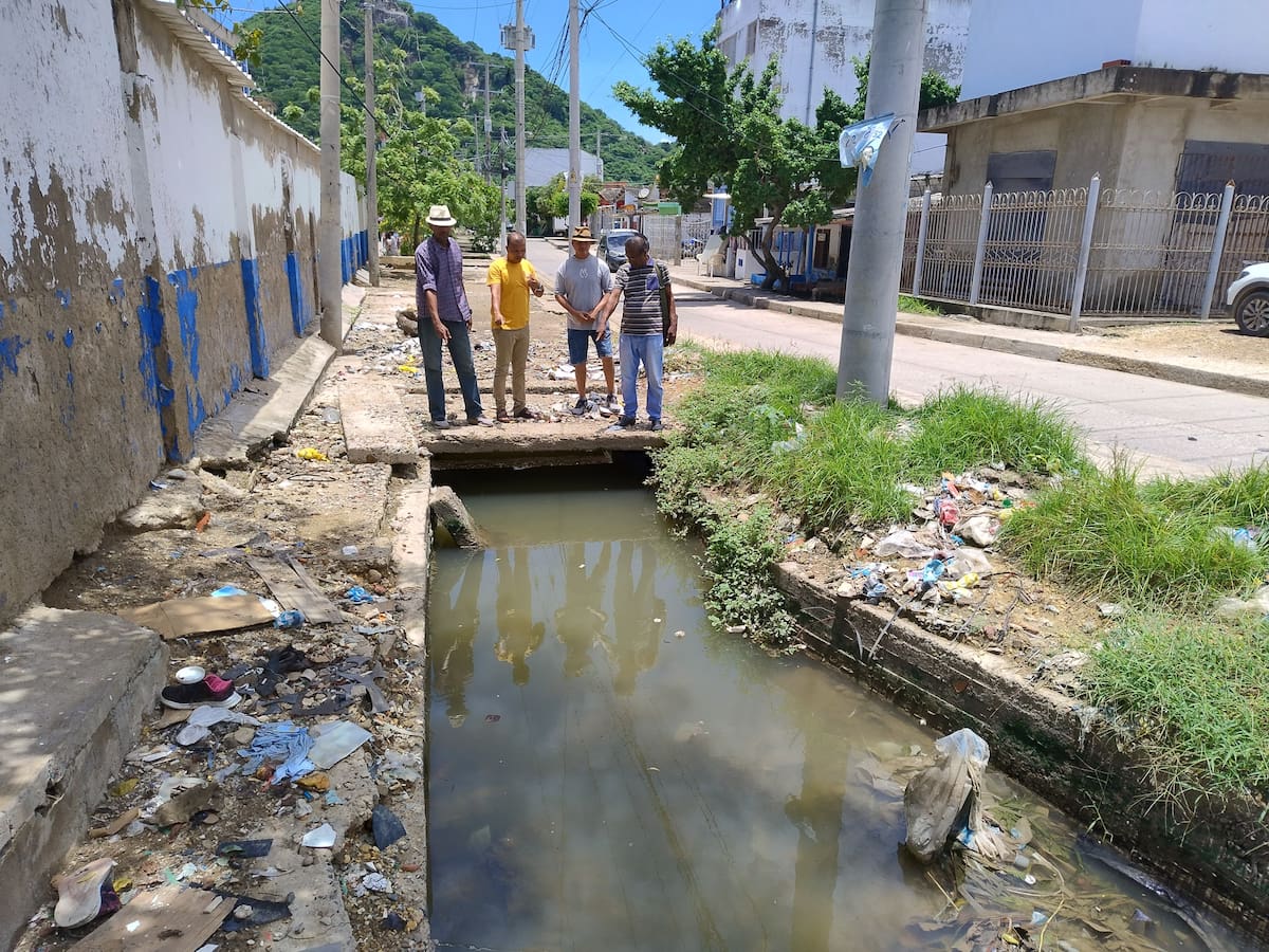 En el barrio Chino alertan sobre crecimiento de mareas y piden limpieza de caños