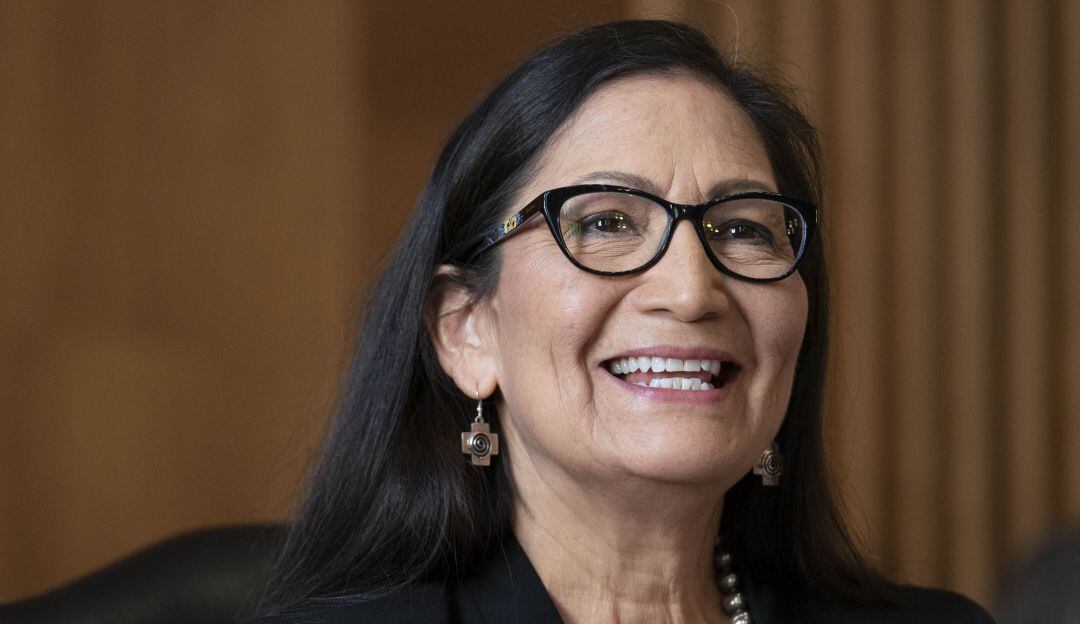 Deb Haaland, nueva secretaria del Interior en EEUU
