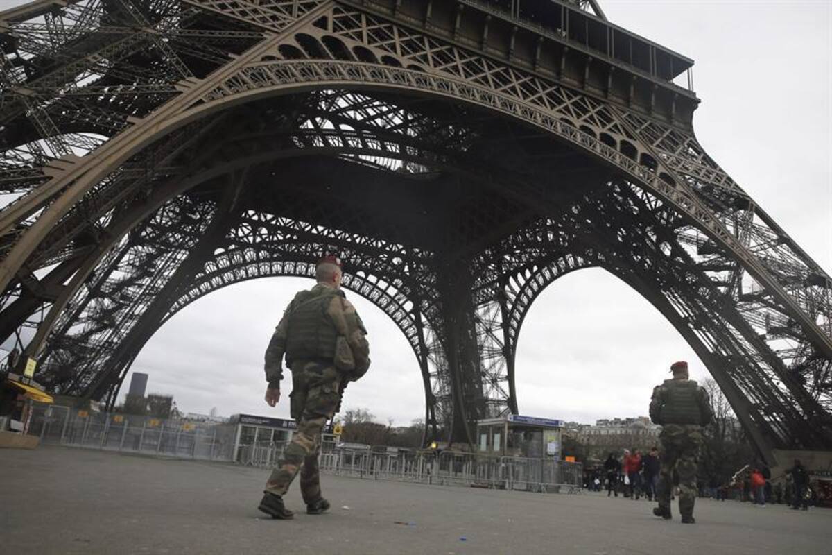 Monumentos como la Torre Eiffel son fuertemente custodiados. Los uniformados patrullan todas las ciudades luego de que Al Qaeda en Yemen amenazara con más ataques como el de París contra "infieles" a Mahoma. Foto: Efe
