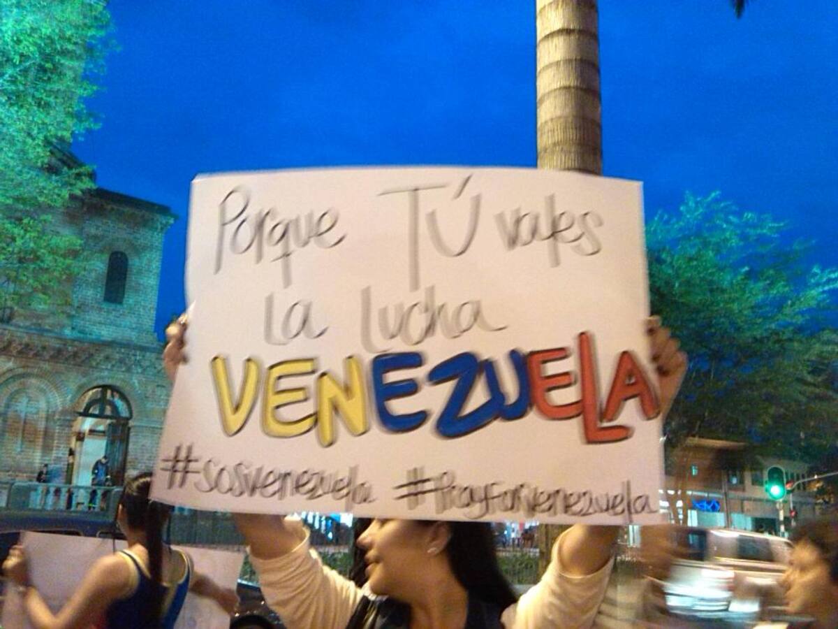 Decenas de venezolanos y colombianos que los apoyaban se manifestaron con pancartas en contra del Gobierno de Nicolás Maduro.