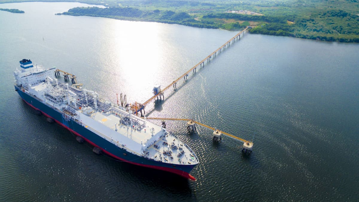 Se realizan actividades correctivas en la unidad flotante de almacenamiento y regasificación