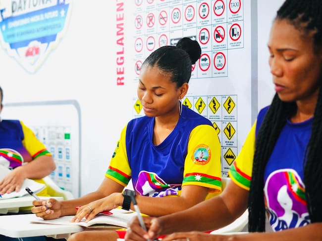 "Violeta al Volante": apuesta de Cartagena para incluir a mujeres en el gremio de taxistas