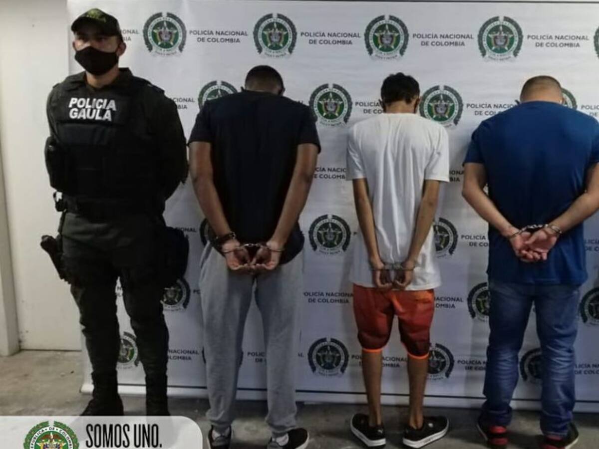 Capturan tres hombres que le exigían 100 millones de pesos a un comerciante