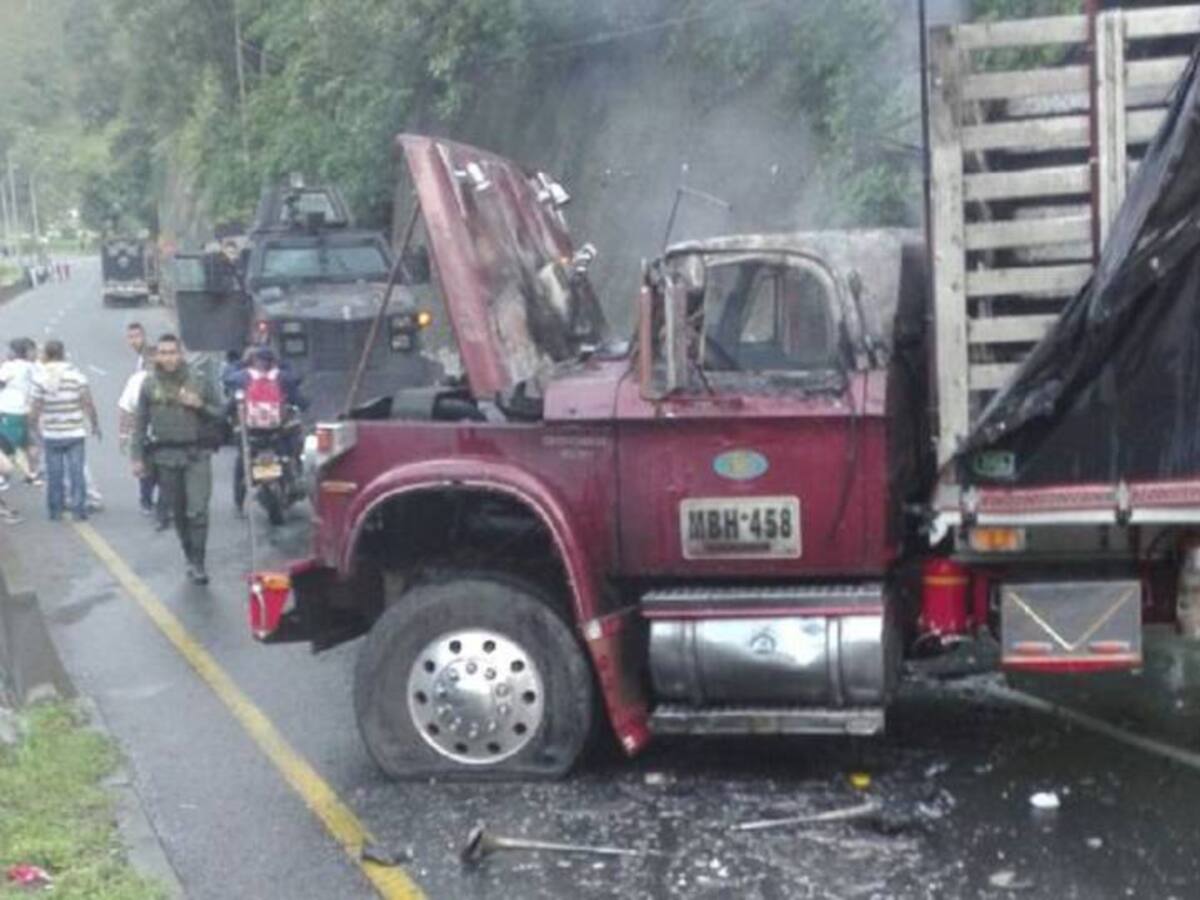 Policías e indígenas heridos deja Minga Indígena en vía al mar