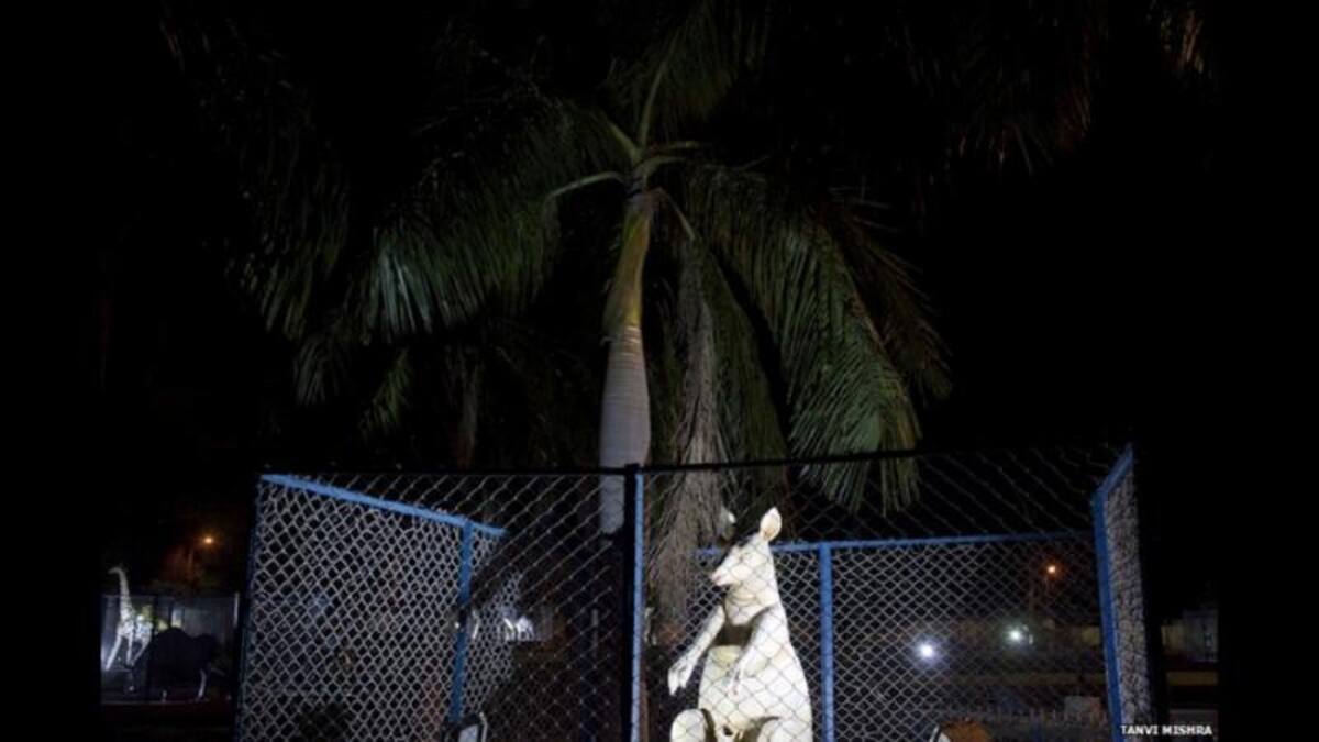 Los animales están hechos de concreto y plástico, y son exhibidos dentro de jaulas.