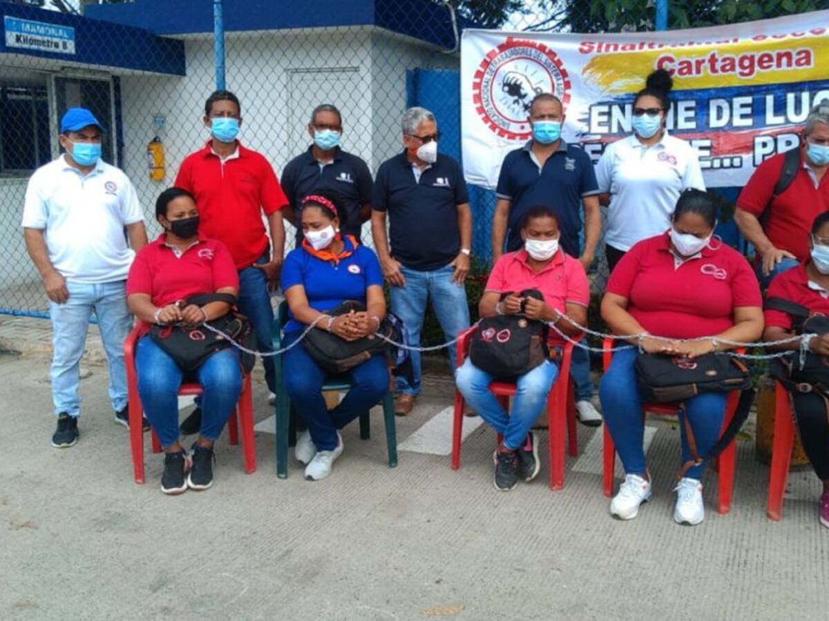 Empleados de Seatech Internacional se encadenaron para exigir sus derechos