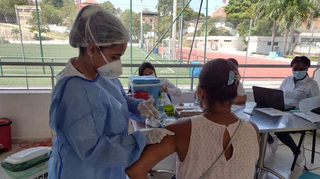 La población de 50 a 59 años puede vacunarse sin agendamiento, pero deben estar priorizadas en el portal web de MiVacuna