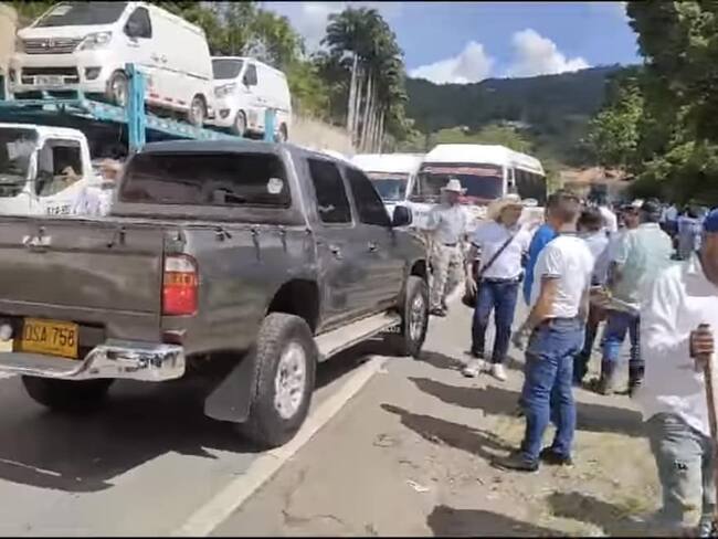 Levantan bloqueo en la vía Bucaramanga - San Gil