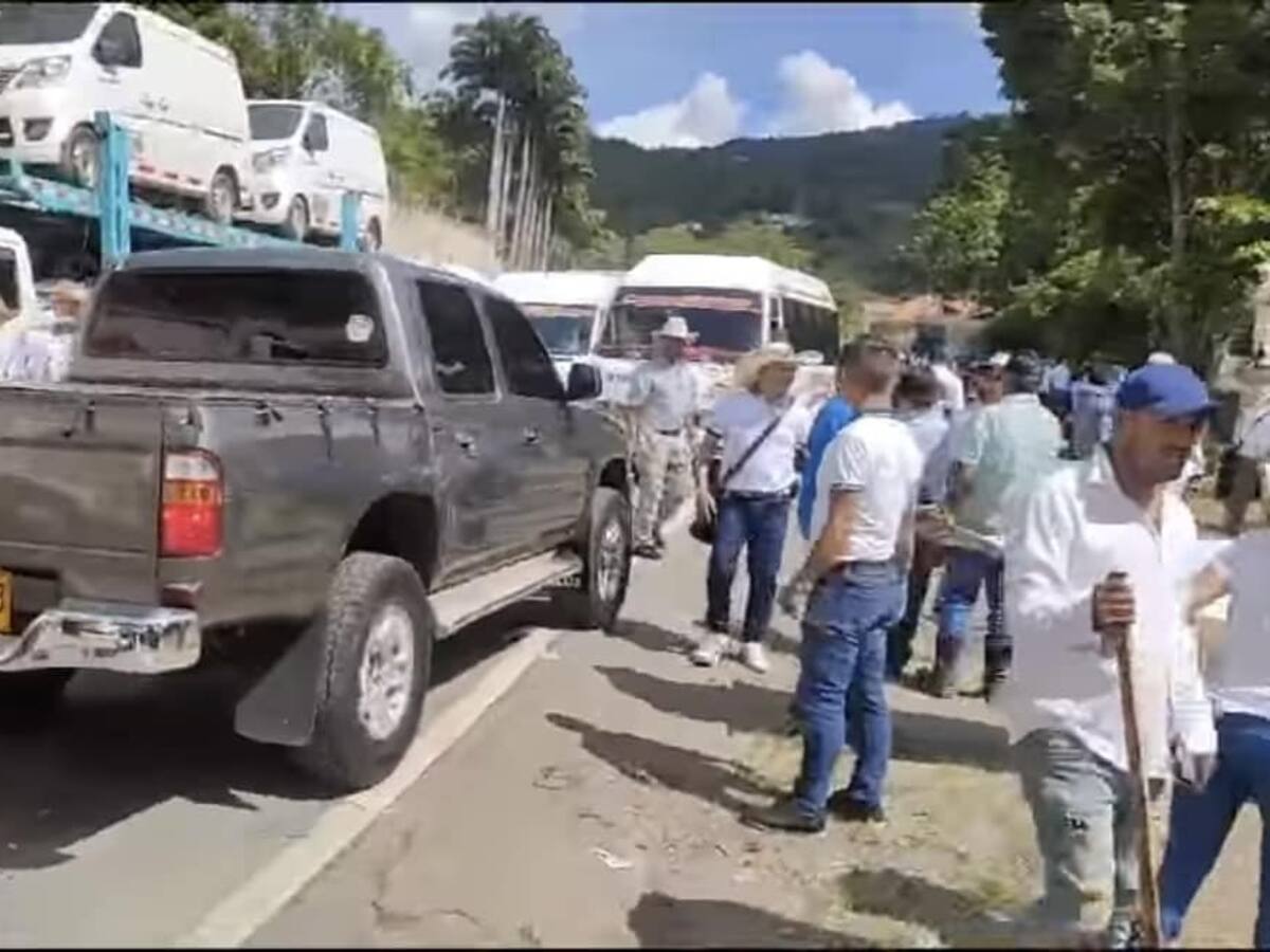 Levantan bloqueo en la vía Bucaramanga - San Gil