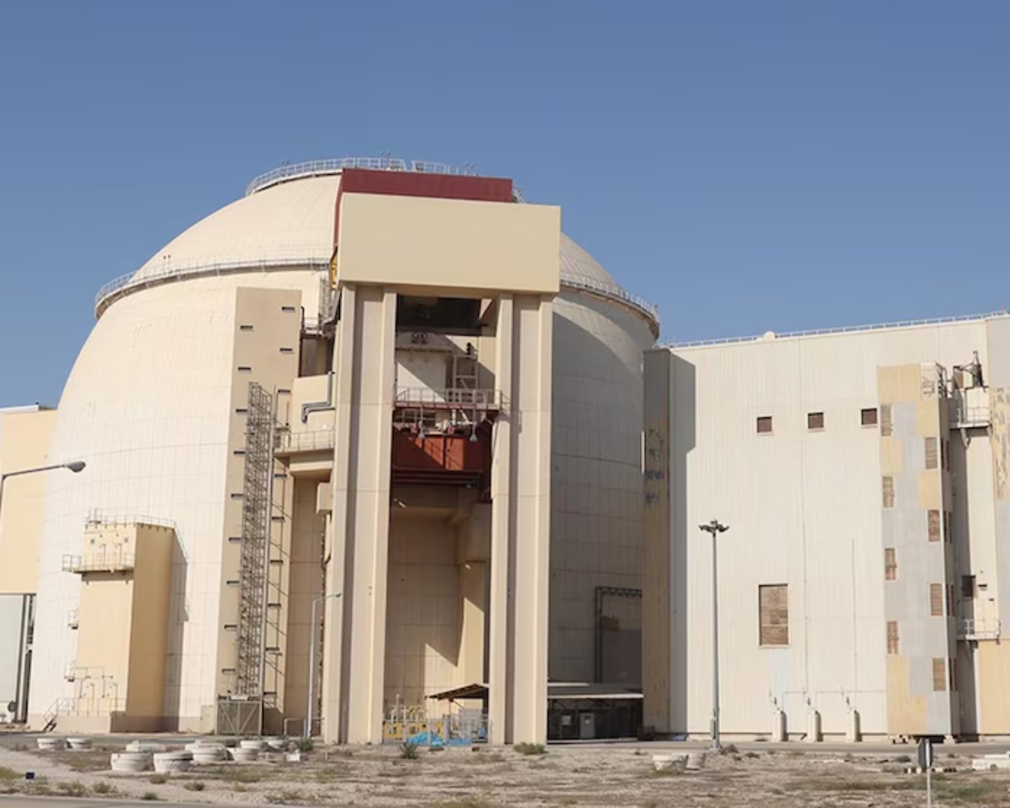 Según la autoridad atómica iraní, el impacto en la central nuclear de Bushehr no generó graves daños en la infraestructura ni dejó víctimas.
(foto:   Cortesía )