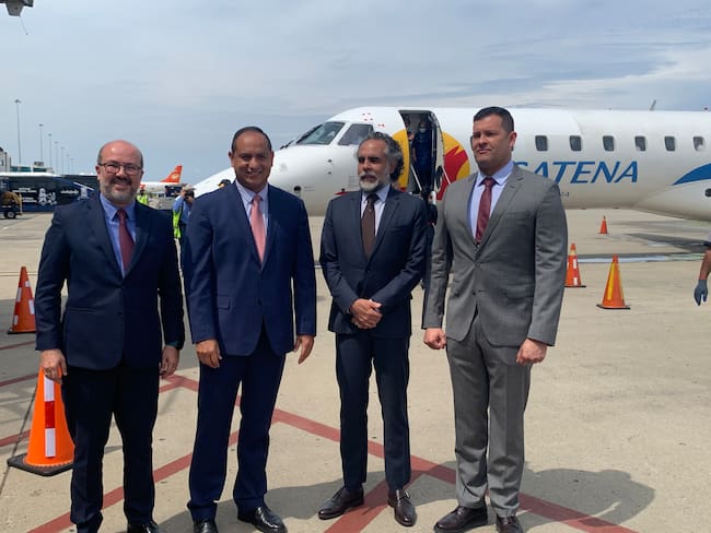 De izquierda a derecha: Presidente del INAC, M/G Juan Teixeira; Ministro de Transporte de Venezuela, Ramón Velásquez; Embajador de Colombia en Venezuela, Armando Benedetti y el director del aeropuerto internacional Simón Bolívar, Freddy Borges.