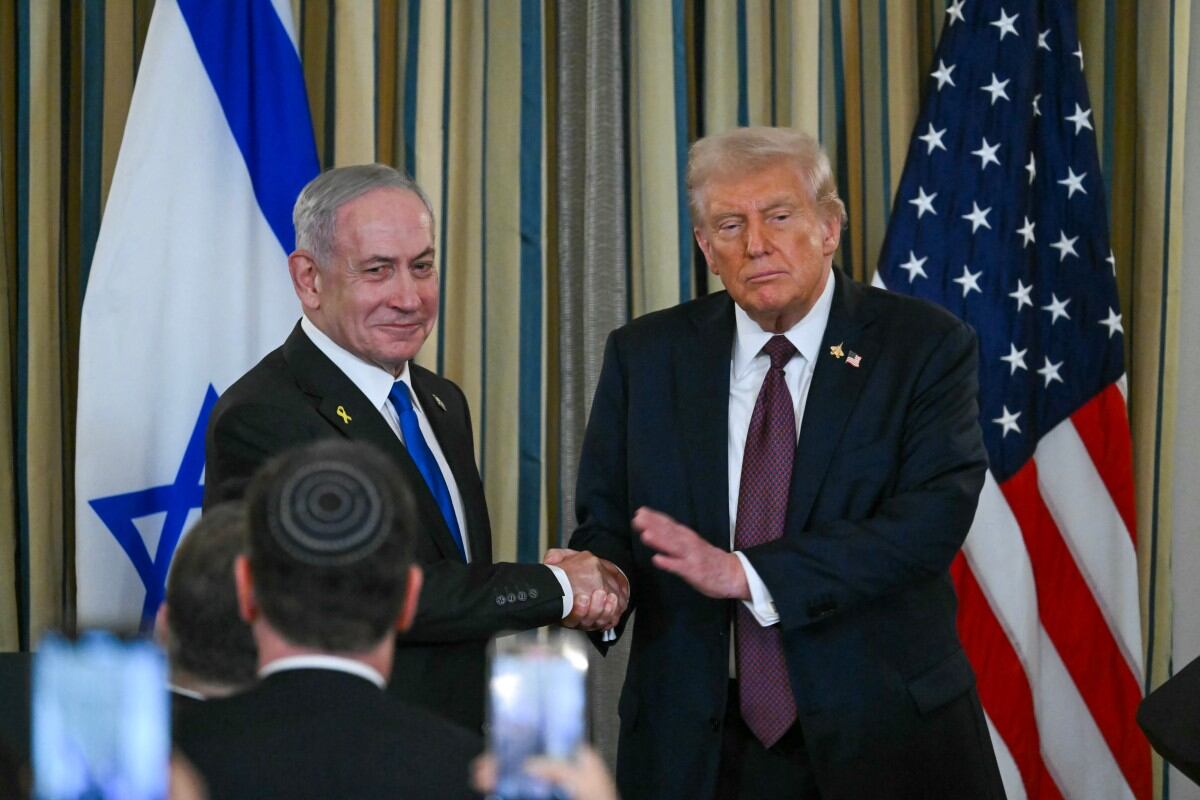 US President Donald Trump and Israeli Prime Minister Benjamin Netanyahu (L) shake hands at the end of a press conference in the State Dining Room of the White House in Washington, DC on September 29, 2025. US President Donald Trump said on Monday that Washington was "very close" to securing peace in the Gaza war, after meeting with Israeli Prime Minister Benjamin Netanyahu and releasing a 20-point peace plan. (Photo by ANDREW CABALLERO-REYNOLDS / AFP)