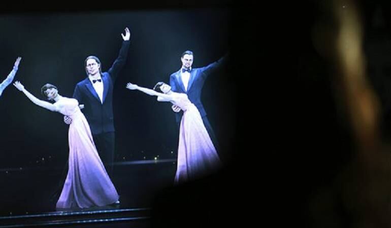 Mizuho Shinden observa el holograma de bailarines con su propio rostro, junto con las imágenes de los actores Brad Pitt y Leonardo DiCaprio,