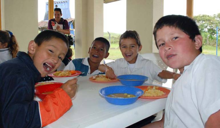 En varios colegios, estudiantes y padres de familia han protestado por baja calidad de la minuta.