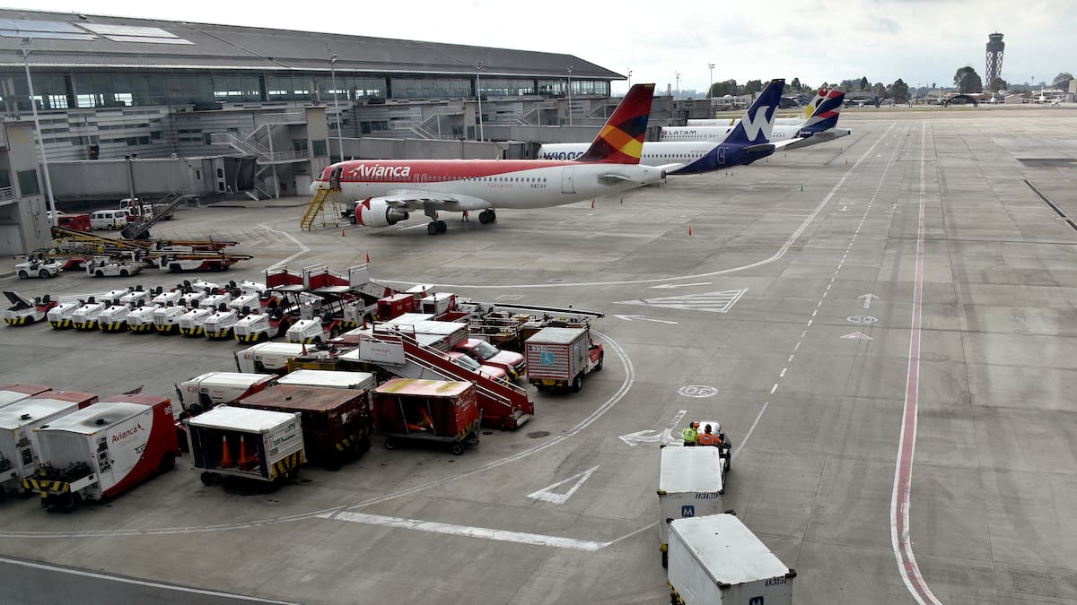 No hay personal suficiente para atender operaciones aéreas en Bogotá: Franklin Urbina