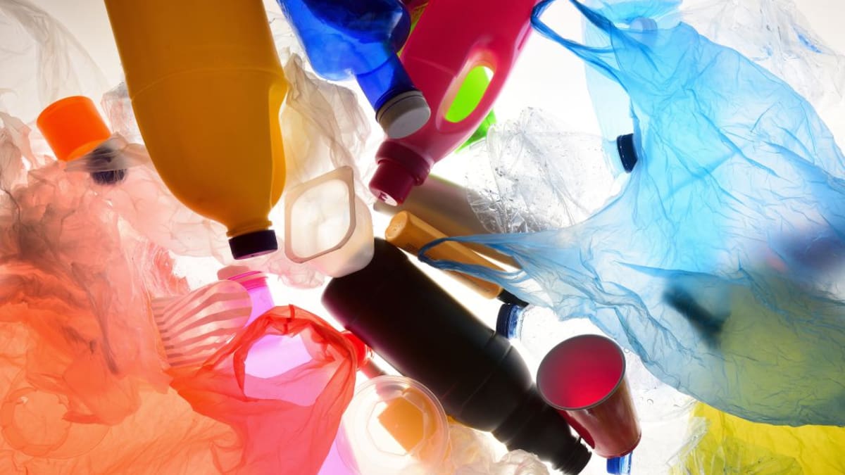 ¿Cómo resolver la crisis por la contaminación de los plásticos?