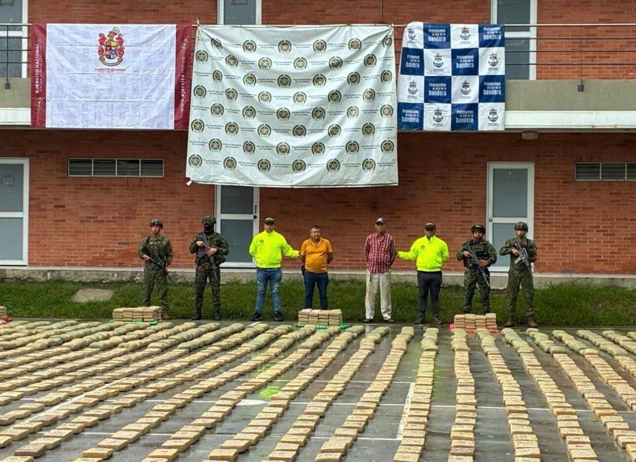 Armada y Policía incautan cerca de 2,7 toneladas de marihuana en Puerto Gaitán, Meta.(Foto: cortesía Armada)