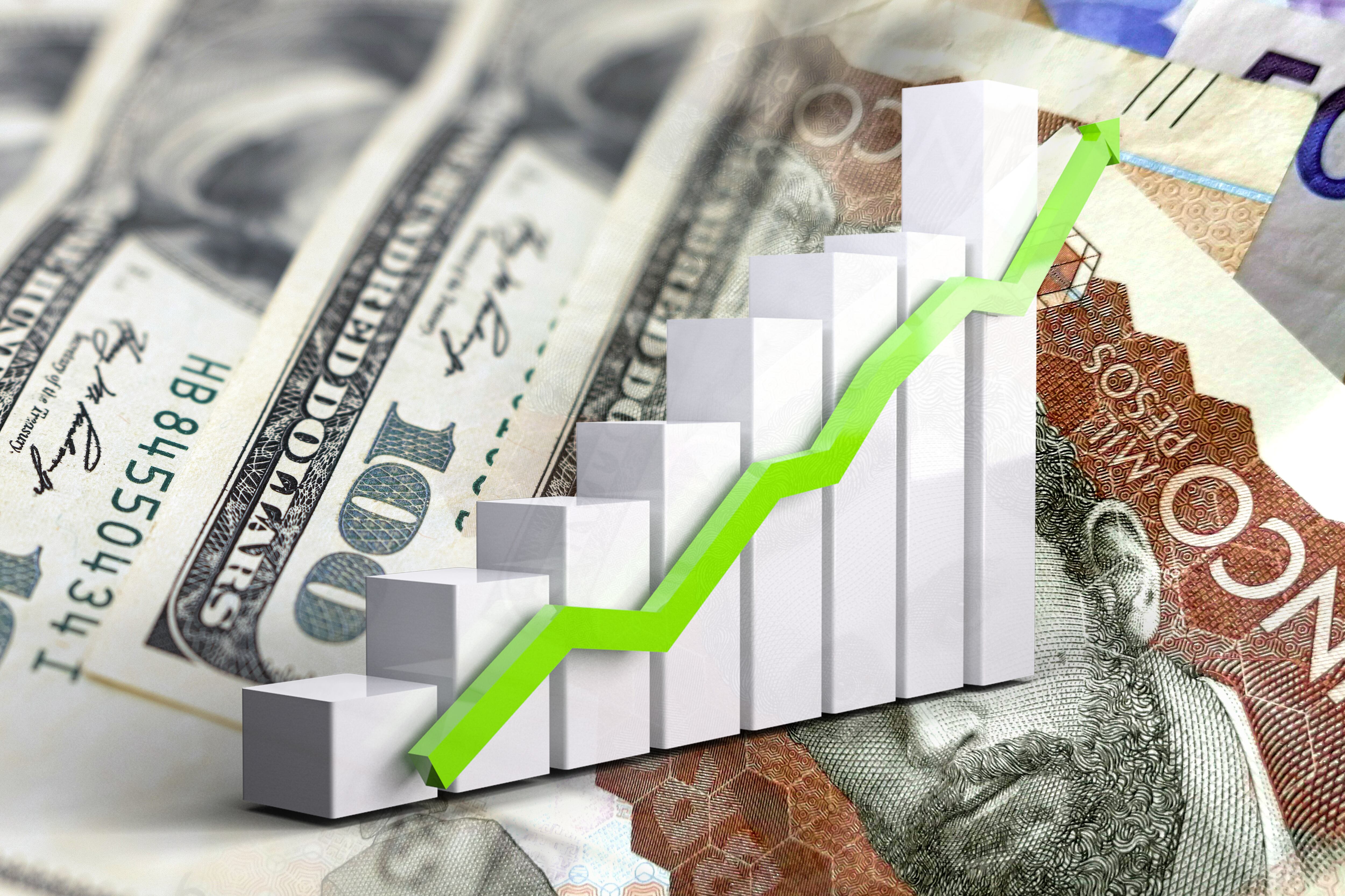Economy chart: rising arrow, and cash bills of dollars and Colombian pesos (Credito: Javier Ghersi // Getti imagenes)
