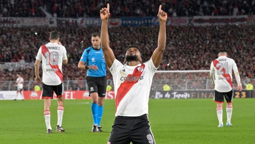 Miguel Ángel Borja celebra el gol que le hizo a The Strongest en el Monumental (Photo by JUAN MABROMATA / AFP) (Photo by JUAN MABROMATA/AFP via Getty Images)