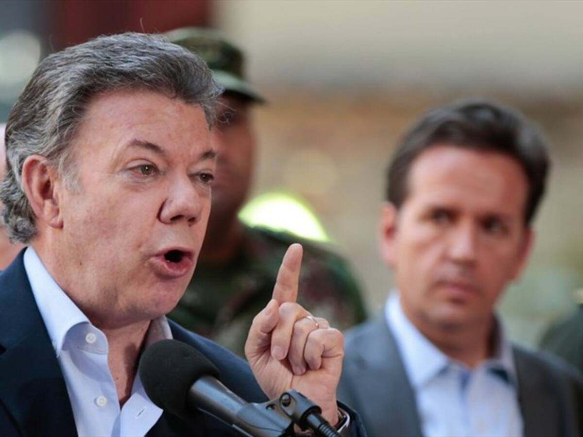 Santos pide a funcionarios promover 'Sí' en plebiscito por la paz
