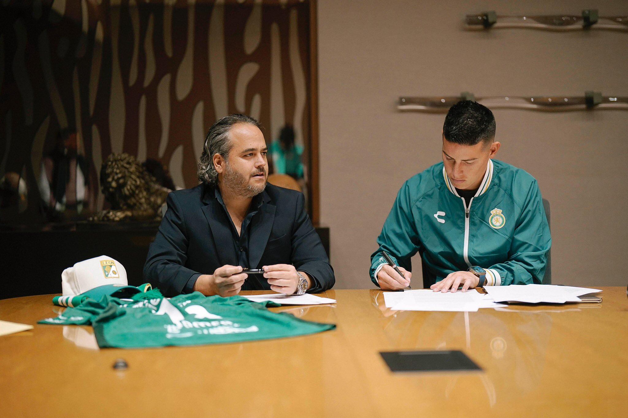 James Rodríguez firmando su contrato con el Club León de México / @jmartinez_leon